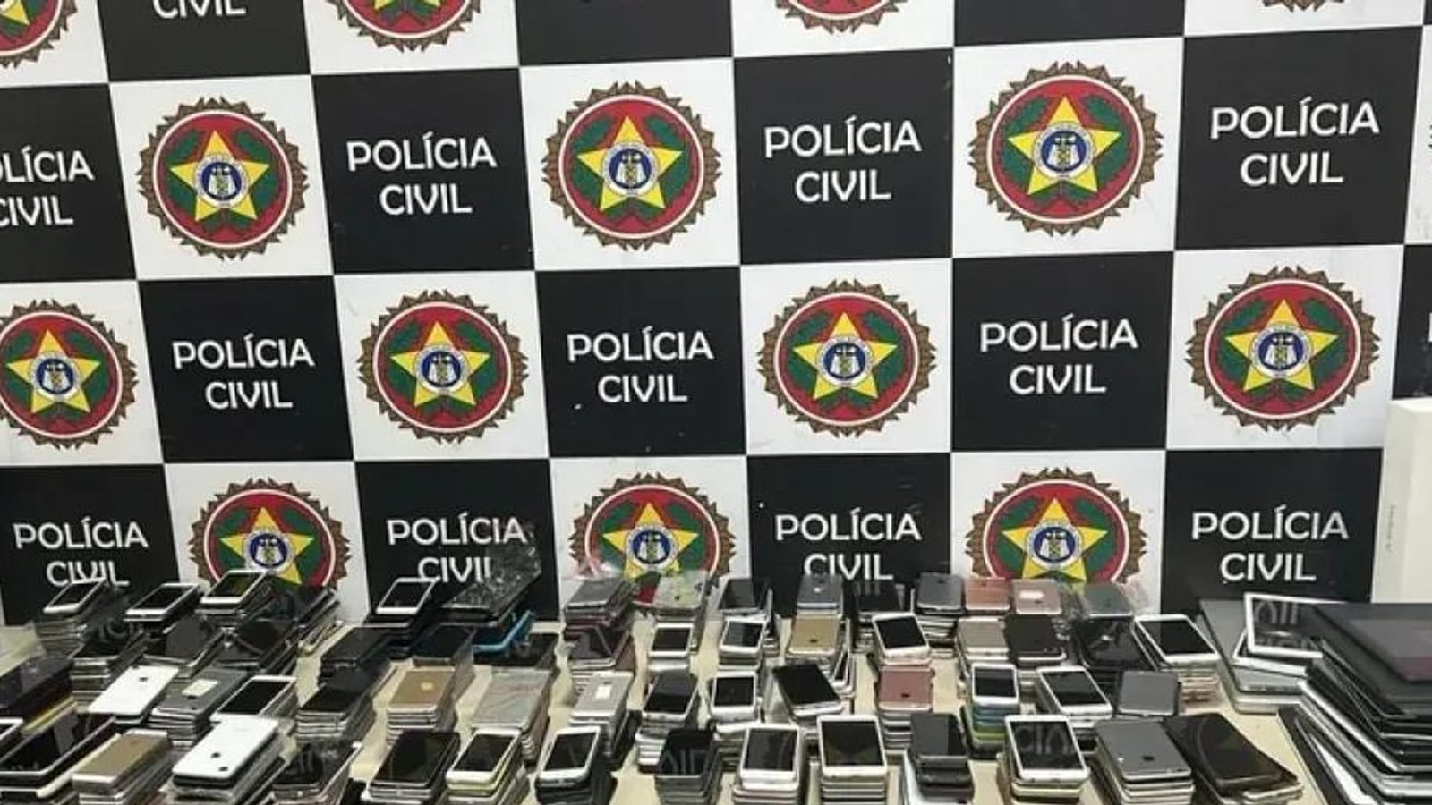 Polícia e Receita Federal desmantelam rede nacional de receptação de celulares roubados