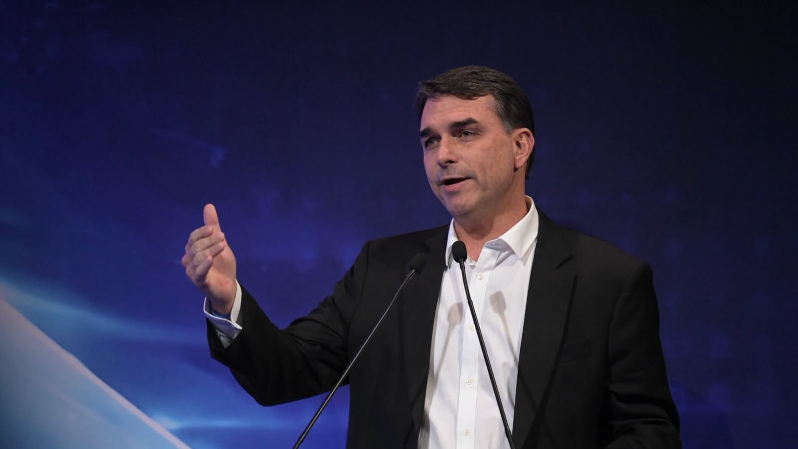 Flávio Bolsonaro confronta protecionismo americano e pede recuo em tarifas