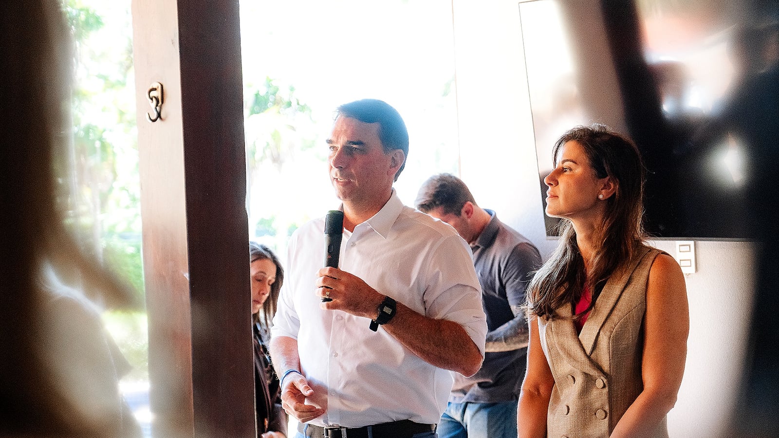 Flávio Bolsonaro estrutura núcleo econômico e recruta gestora experiente de Goiás