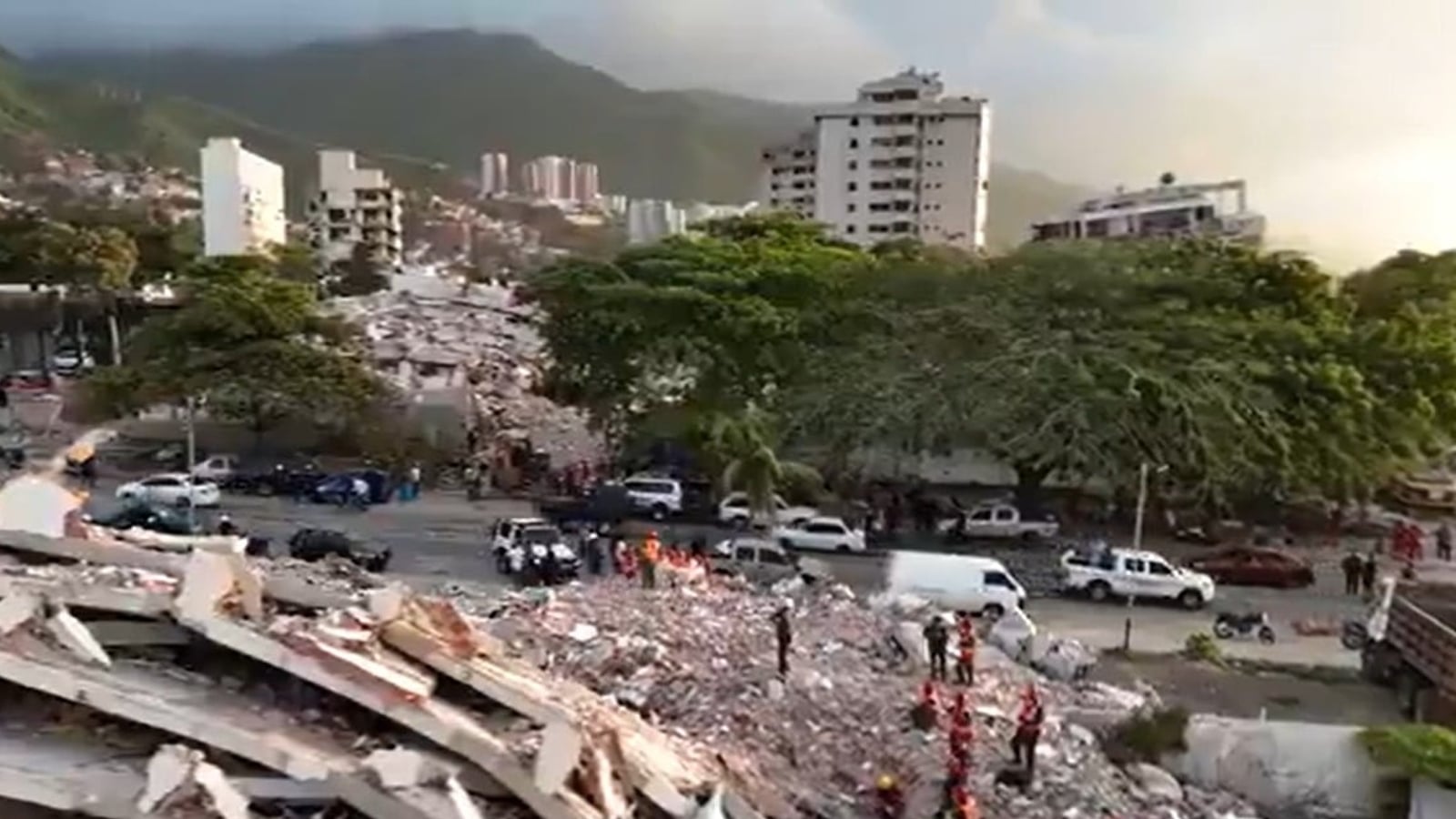 Ditadura venezuelana bloqueia ajuda humanitária enquanto milhares morrem sob escombros