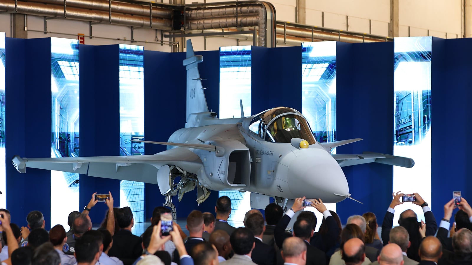Demanda ucraniana por Gripen dispara produção brasileira e gera empregos no setor